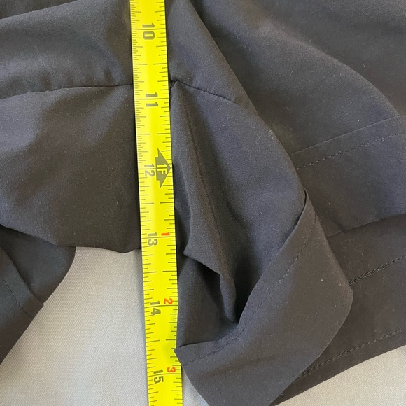 Athleta shorts women’s large thin materials comfy. Pockets in back and front. - Picture 4 of 7